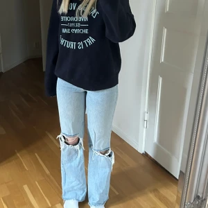 Jeans - Supersnygga håliga jeans från Zara, endast använda ett par gånger, fint skick💓