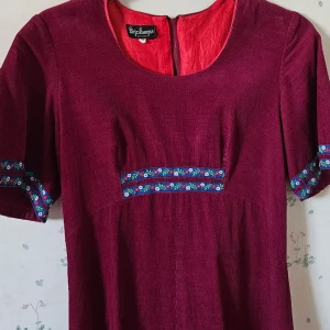 Antik klänning  - Retro klänning köpt på majorna loppis. St 38. S till medium. Jag är 168cm. 80kr. Möts i gbg eller malmö. 