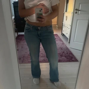 Lågmidjade Bootcut Jeans - Low waist blåa jeans ifrån bershka Skriv för fler bilder/frågor!
