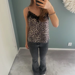 Spets linne  - Säljer detta superfina leopardlinne med spets! Köparen står för frakten💕
