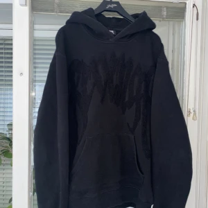 Revenge hoodie - French terry svart hoodie från Revenge 8/10 cond, tvättad någon gång men annars inga tecken på användan  Oversized, strl M