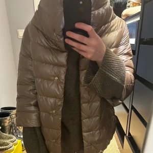 Herno jacka - Såå fin trekvartsärmad herno jacka i nyskick. Jackan är i en mörkare beige färg. 