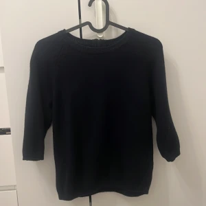 Stickad t-shirt - De är storlek M men känns som en S skulle ja säga. Skriv om ni har några frågor💗