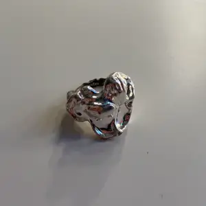 Pilgrim ring, köpt i somras. Knappt använd, justerbar storlek. Silverpläterad. Originalpris 449 mitt pris 299. Skriv vid frågor, använd gärna köp nu.