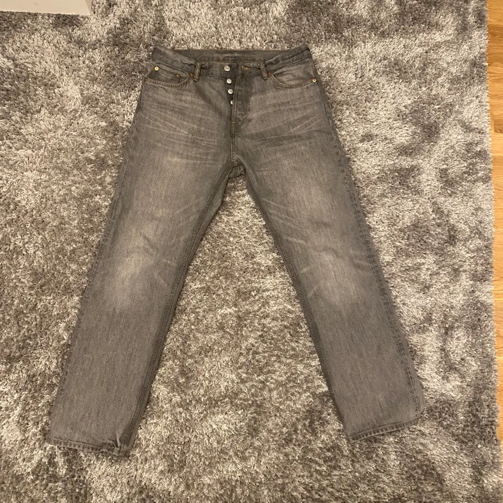 Weekday jeans, modellen har namnet ”Space” och storleken på jeansen är 29/30, jeansen är relaxed fit. Skicket på dessa jeans är 8,5/10 eftersom de har använts ganska mycket men skicket är underbart oavsett hur mycket de har använts! Hör av dig.. Jeans & Byxor.