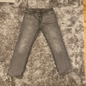 Weekday jeans - Weekday jeans, modellen har namnet ”Space” och storleken på jeansen är 29/30, jeansen är relaxed fit. Skicket på dessa jeans är 8,5/10 eftersom de har använts ganska mycket men skicket är underbart oavsett hur mycket de har använts! Hör av dig.