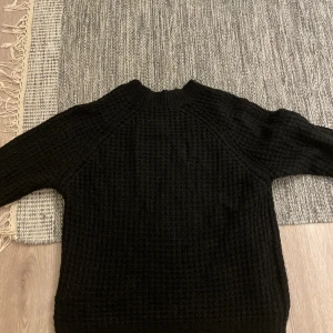 Stickad tröja - Stickad tröja i svart