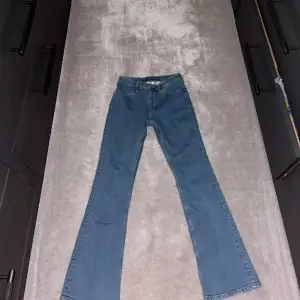 Snygga low waist Bootcut jeans från hm!⭐️ aldrig använda utav mig förutom när jag tog bilderna💗midjemått: 33cm Innerbenslängd: 72cm orginal pris: 200kr Tror inte jeansen går att köpa längre💗💗