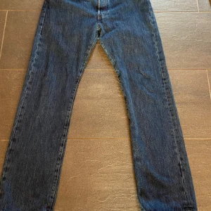 Levis jeans 501  - Säljer nu dessa helt oanvända jeansen från levis i storleken W33 L32. Skick 10/10 just för att de är helt oanvända. Nypris 1099 kr. Bara höra av dig vid frågor, pris kan absolut diskuteras.