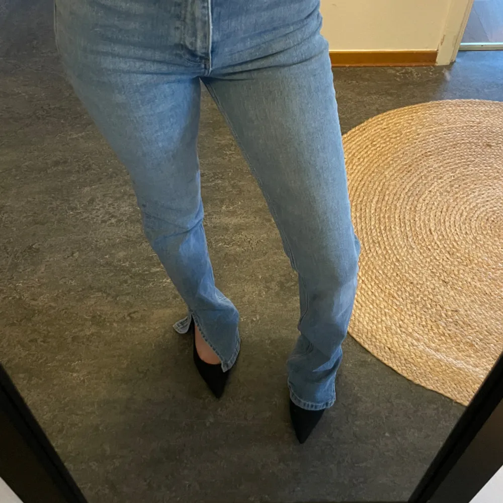 Dessa jeans har aldrig kommit till användning då de har varit för stora!. Jeans & Byxor.