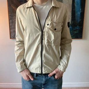 Stone island overshirt  - Säljer nu denna feta Stone island overshirt som är grym till våren! Knappt några defekter. Nypris 3100kr mitt pris 1499kr! Vid frågor/funderingar är de bara att skriva!