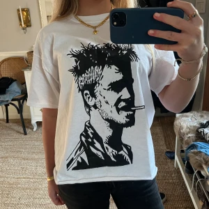T shirt med tryck - (Intressekoll) Sååå unik t shirt i helt nytt skick. ❤️❤️ 