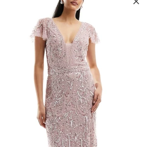 Balklänning  - Super fin klänning som endast är använd 1 gång. Jättefin kvalite och varit super nöjd med material och kvalite. Men kommer ej till användning längre. Nypris 1600kr. 