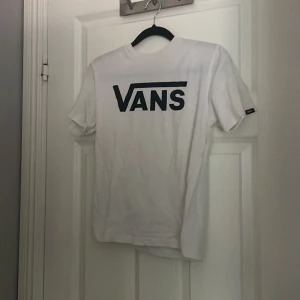 Vit vans tröja  - Finns i svart också. Säljs för det är inte min stil.