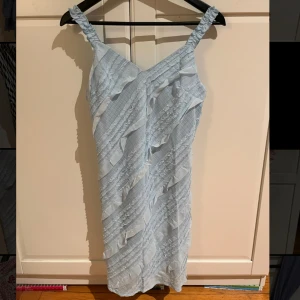 Klänning - Super söt klänning till sommar med lite volanger💙