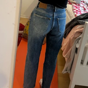 Lee jeans Carol  - Nästan aldrig använda och i jättebra skick. Rak passform med medelhög midja och ankellängd. Dem är slim fit. Jag är 155 cm och längden på byxorna passar perfekt för mig.   Inköpta för 1099kr och säljs för 700kr. Pris går att diskutera. 
