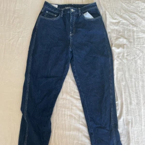 Collusion Jeans mörkblå - Helt nya Collusion jeans x006 mom storlek 30. Finns att hämta i Storfors eller mötas upp i Kristinehamn, Filipstad eller Karlstad, kan även skickas men köparen står för frakten😊