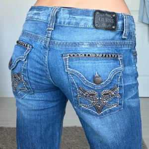 Guess jeans - midjemått: 37cm rakt över, innerbenslängd: 80cm 💗 