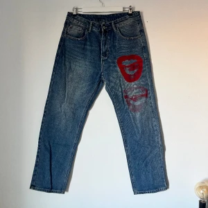 Vintage jeans med tryck  - Fint skikt  Trycket är med målarfärg 