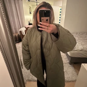 Jacka - Grön tunn jacka från bikbok i storlek M, men oversized. 