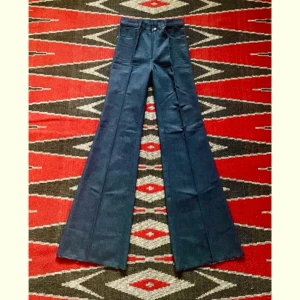 🥚70-tal, Las Vegas Jeans 🥚 - Supercoola 70-tals jeans av märket Las Vegas skurna i tidsenslig siluett. Deadstock, ny gammal, aldrig använd vintage. Midja-35 Höft-41 Gren-28 Längd-116 Innerben-88 (cm). Rålängd, har ingen fåll på nederkanten. 100% bomull lätt denim. 