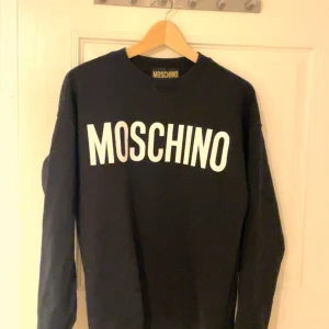 Mochino tröja  - Hej jag säljer en mochino tröja herr, den är i väldigt bra skick och orginalpris är 2200. Kr.  Skriv gärna om ni har frågor och priset går o diskuteras