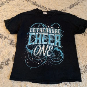 Gco cheerleading tröja - Gothenburg cheer one tröja från säsongen 17/18 tror jag. Barn M men passar xs. Materialet är ganska ”hårt” och den är även ganska tvättad. 