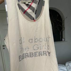 Superfint linne från Burberry som tyvärr inte kommer till användning längre. Storlek M men sitter mer som Xs-S