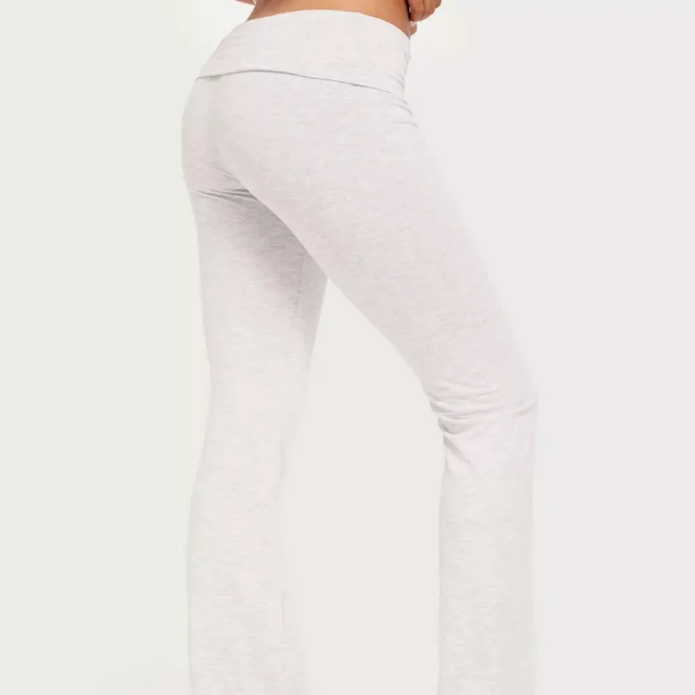 Säljer mina gråa soft chill pants från Nelly i storlek L. Helt oanvända . Jeans & Byxor.