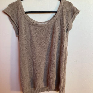 Stickad topp - Lite noppig annars bra skick. 