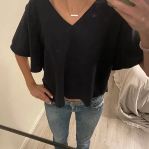 Mörkblå blus - Super söt blus som inte kommit till användning. Lite stor i modellen så kan både passa S och M. Lånade bilder! Pris kan diskuteras💕💕