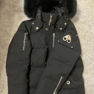 Moose Knuckles Jacka - Hej, säljer nu min Moose Knuckles jacka. Jackan är i storlek M, inga defekter och är som ny. Priset kan diskuteras vid snabb affär. 