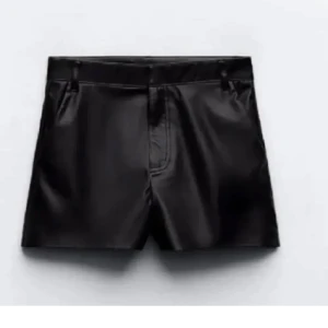 Skinnshorts  - Säljer dessa supersnygga shortsen från zara, säljer då dom är för stora på mig❤️