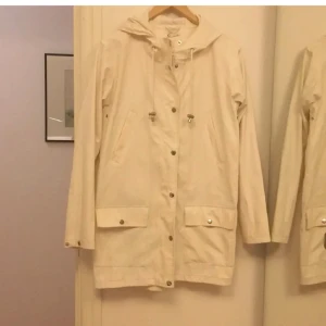 Vit regnjacka  - En vanlig fin vit regnjacka, har tyvärr inte kommit till användning och nu mera blivit för liten för mig. Köptes på cubus, säljer billigt!🫶🏼🫶🏼