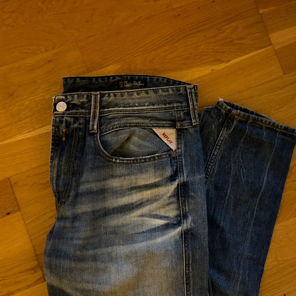 Tja! Säljer dessa slim jeans från Replay för bara 349. Skicket på jeansen är 8/10 och de är storlek 32/34. Pris kan diskuteras vid snabb affär.. Jeans & Byxor.