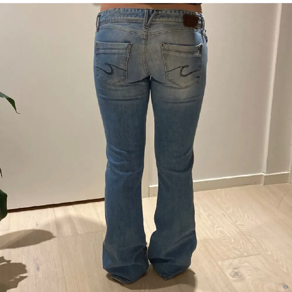 Säljer dessa lågmidjade jeansen från Cross. Midjemått 38cm, innerbenslängd 78,5cm. Två av bilderna är lånade💕. Jeans & Byxor.