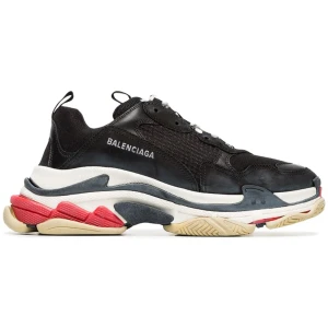 Balenciaga Triple S - Säljer mina fina Balenciaga Triple S pga. att denna färg sorgligt nog inte kommit till användning.. Dom är i toppskick, har endast använt dem inomhus🌹 Hoppas de gör nån annan lyckligare! 