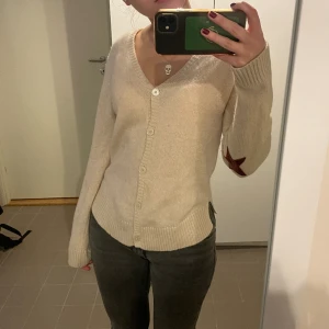 Kofta med detaljer  - Fin skickad kofta från Zadig med fina stjärnor på armbågarna! Står strl 14 år men skulle uppskatta den som strl xs eller s. Skriv för fler bilder eller frågor 🤗