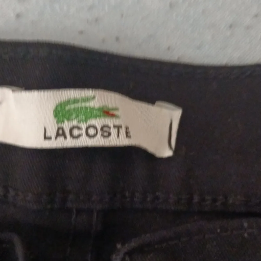 Lacostr jeans går ner i pris vid snabba afärer . Jeans & Byxor.