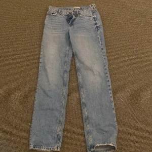 Jeans  - Säljer mina low waist straight jeans från Gina tricot, använda några gånger men inga tecken på slitna, köppte för 500.
