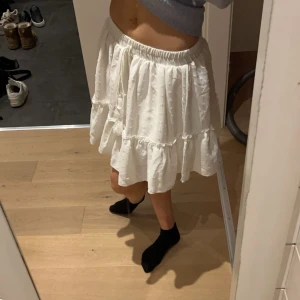 Kjol - Super fin vit kjol med toffsat i snörena! Knappt använd. Pris kan diskuteras
