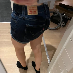 Levis shorts  - As coola shorts från Levis i super fint skick! Säljer då jag inte använder shorts så mycket. Storlek som en Xs men passar även S, pris kan diskuteras! 