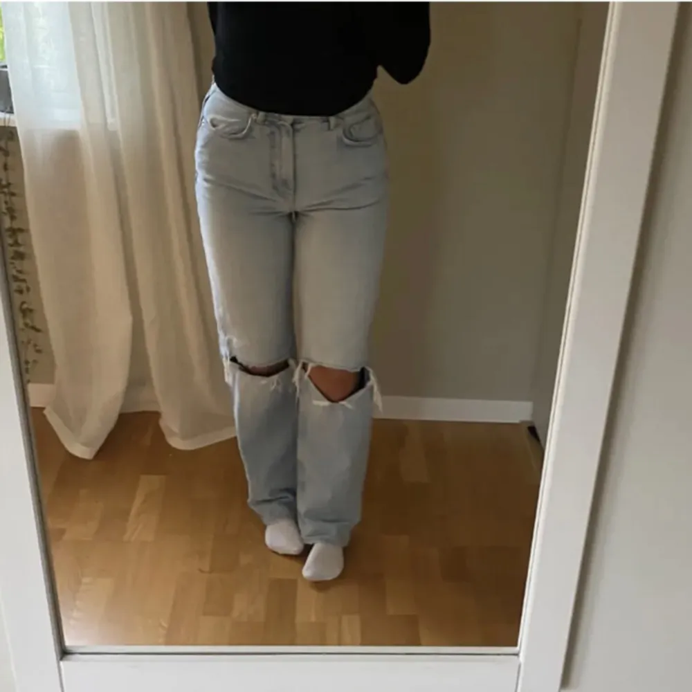 Obs, lånad bild! Köptes här på Plick men var alledes för stora när ja fick hem dom. Super snygga jeans från Gina tricot i storlek 36🤎 kostar i butik 599 och köptes här på Plick för 150kr så säljer för samma pris☺️. Jeans & Byxor.