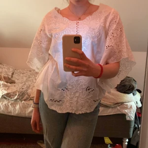 Vit blus  - Luftig och elegant blus med broderingar💖Helt oanvänd! Nypris 500kr 
