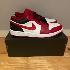 Jordan 1 low - Jordan 1 low i färgen bulls Storlek 43 Helt nya aldrig testade  Pris 1500kr