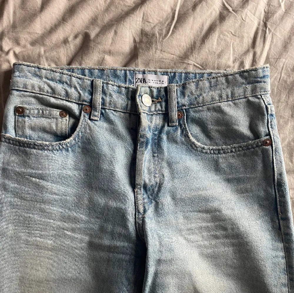 Ljusblå lågmidjade jeans från Zara i stl 36. Gylfen stängs med knappar och modellen är rak. Perfekt i längden för mig som är 175. . Jeans & Byxor.