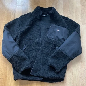 Dickies - Hej! Säljer en riktigt najs flis från märket Dickies. Använd ett fåtal gånger. Funkar hela året runt. Finns i Stockholm och kan skickas! 