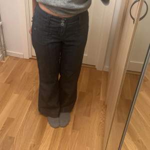 mörkblåa jeans köpta från Vinted!!💘