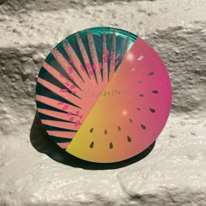 Clarins bronzer😍Bronzing compact. - Bronzer från Clarins som lägger sig jättefint på huden!💕Man får 3 olika färger i ett. Säljer för att den inte kommer till användning längre och säljer för bra pris jämfört med orginalpriset på 548kr.