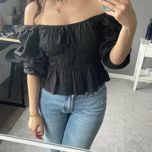 Svart topp i off shoulder - Knappt använd topp. Etiketten är bortklippt men den är från Monki och i storlek M